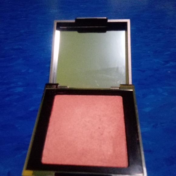 💸 4/$25 Vasanti Bloom Mineral Blush in Lotus - Picture 3 of 3